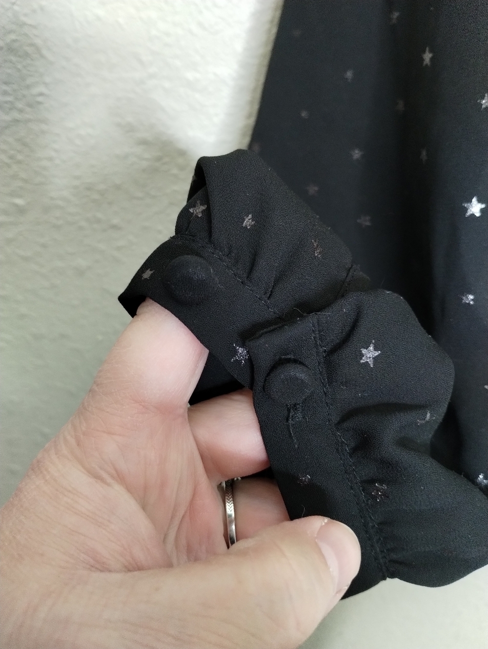 Torrid Black Silver Stars Georgette Pintuck Button Down Blouse Size 1X - Picture 4 of 8